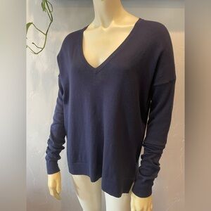 New gap women’s navy V-neck, slub, silk and cotton blend sweater size S